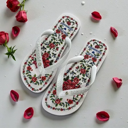 Chinelo de tira feminino moda tropical com visual moderno solado macio para passeios e lazer