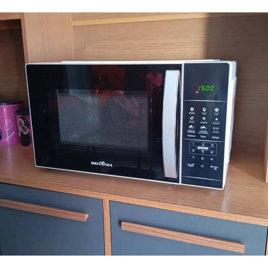 Micro-ondas Britânia BMO38 33 Litros Limpa Fácil 1400W Branco com Preto