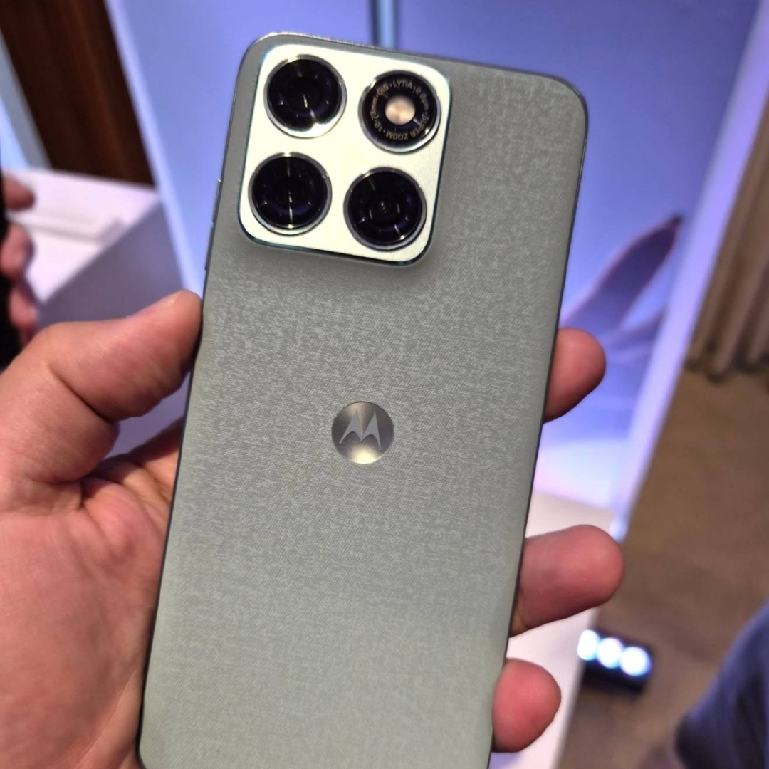 Smartphone Motorola Edge 70 Fusion 5G - 256GB 24GB (8GB RAM + 16GB RAM Boost), camera 50MP Sony Lytia 710, Tela 1.5K extreme Amoled 144hz - Branco