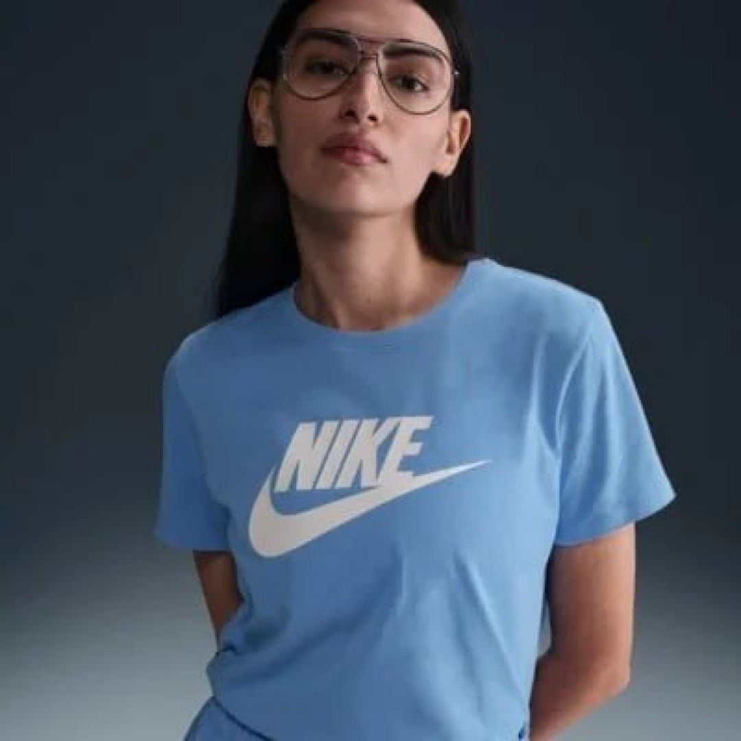 Camiseta Nike Sportswear Essentials Feminina