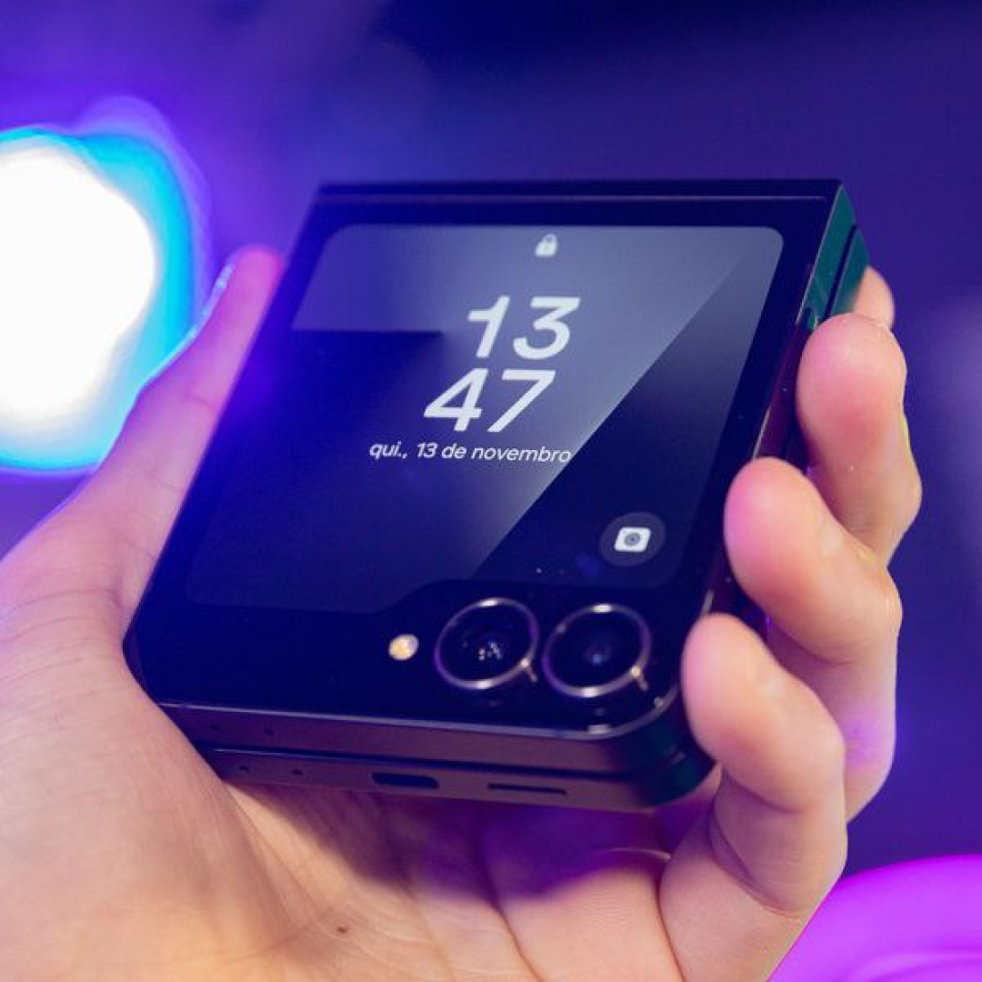 Smartphone Samsung Galaxy Z Flip7 FE 128GB Preto 5G 8GB RAM Tela 6,7" Câm. Dupla de 50MP Galaxy AI