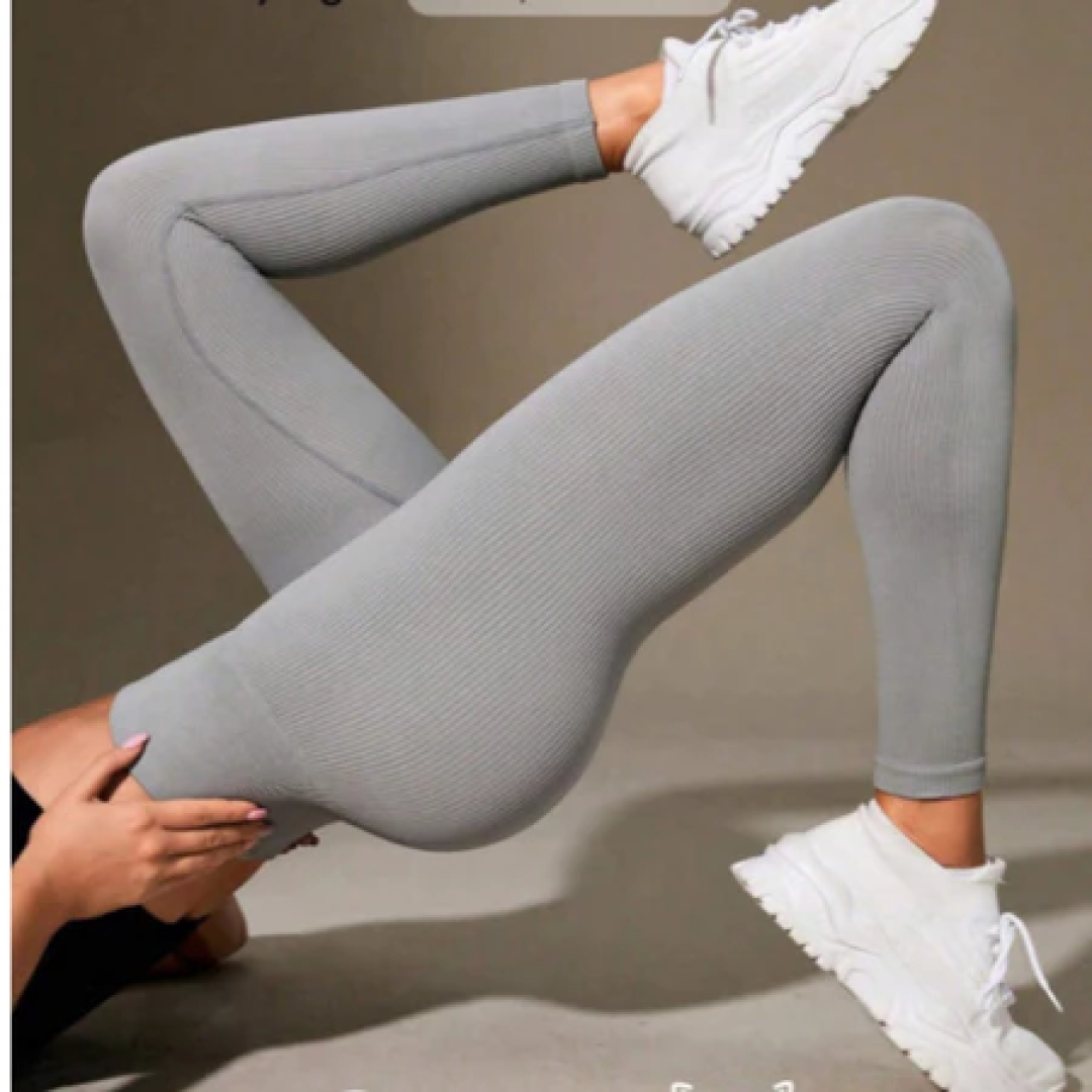Leggings canelada de cintura larga e cor sólida para atividades esportivas.