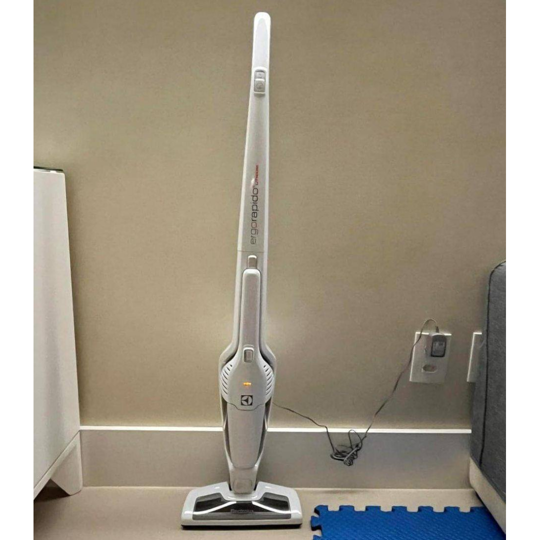 Aspirador de Pó vertical bateria Ergorapido 2 em 1 Electrolux 21min 2 velocidades capacidade 460Ml ERG21 Bivolt Branco
