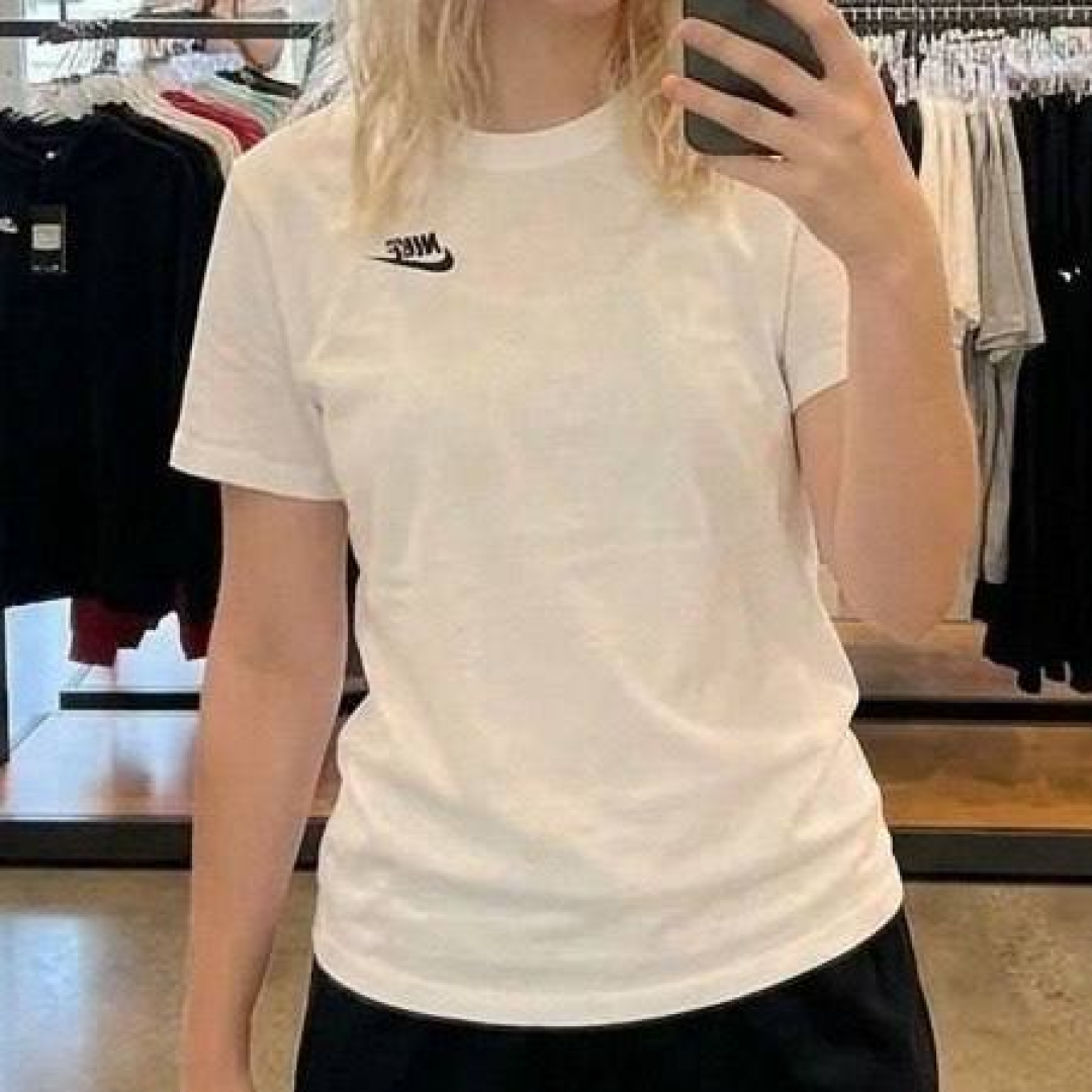 Camiseta Nike Sportswear Club Essentials Feminina