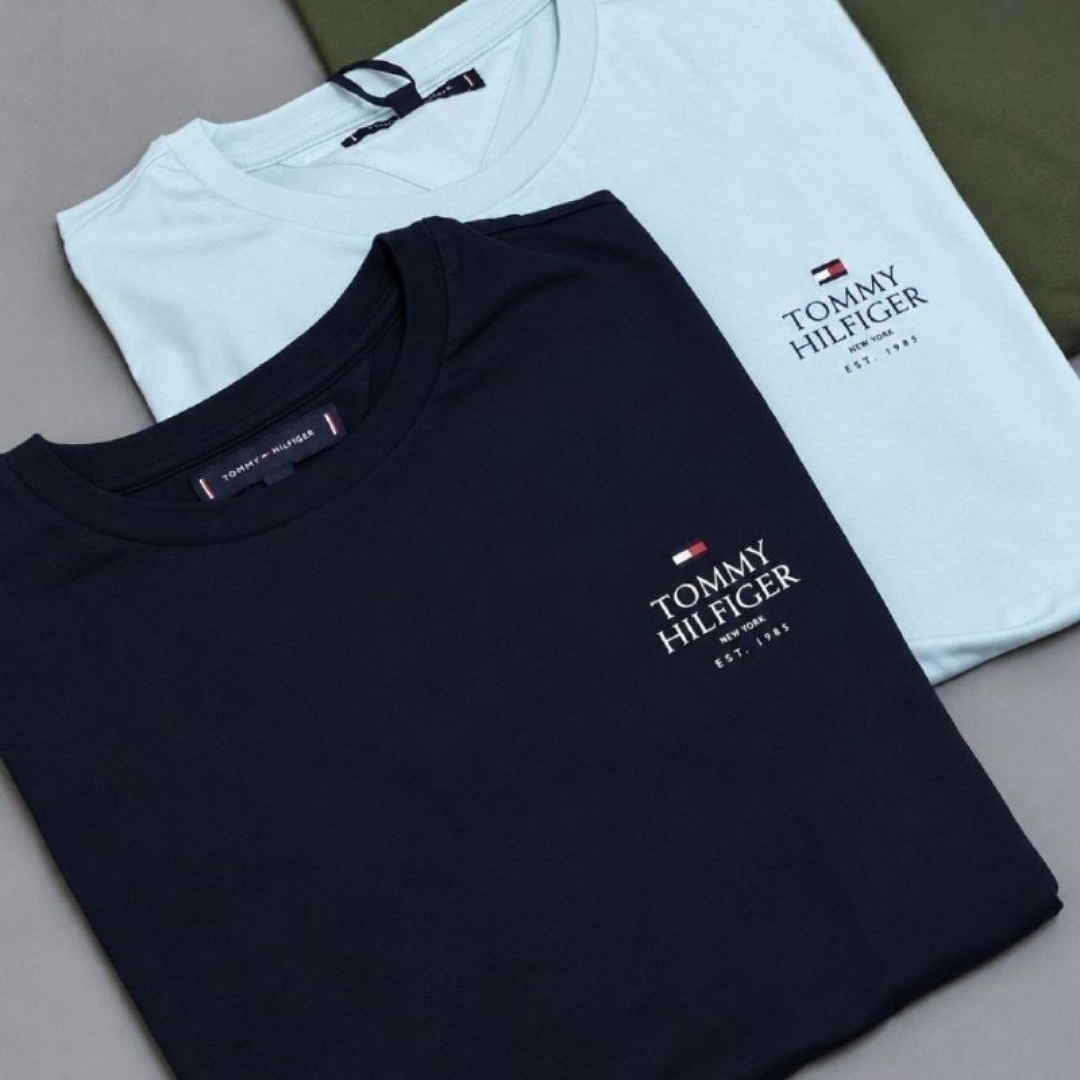 Kit com 2 Camisetas Tommy Hilfiger Brand Love