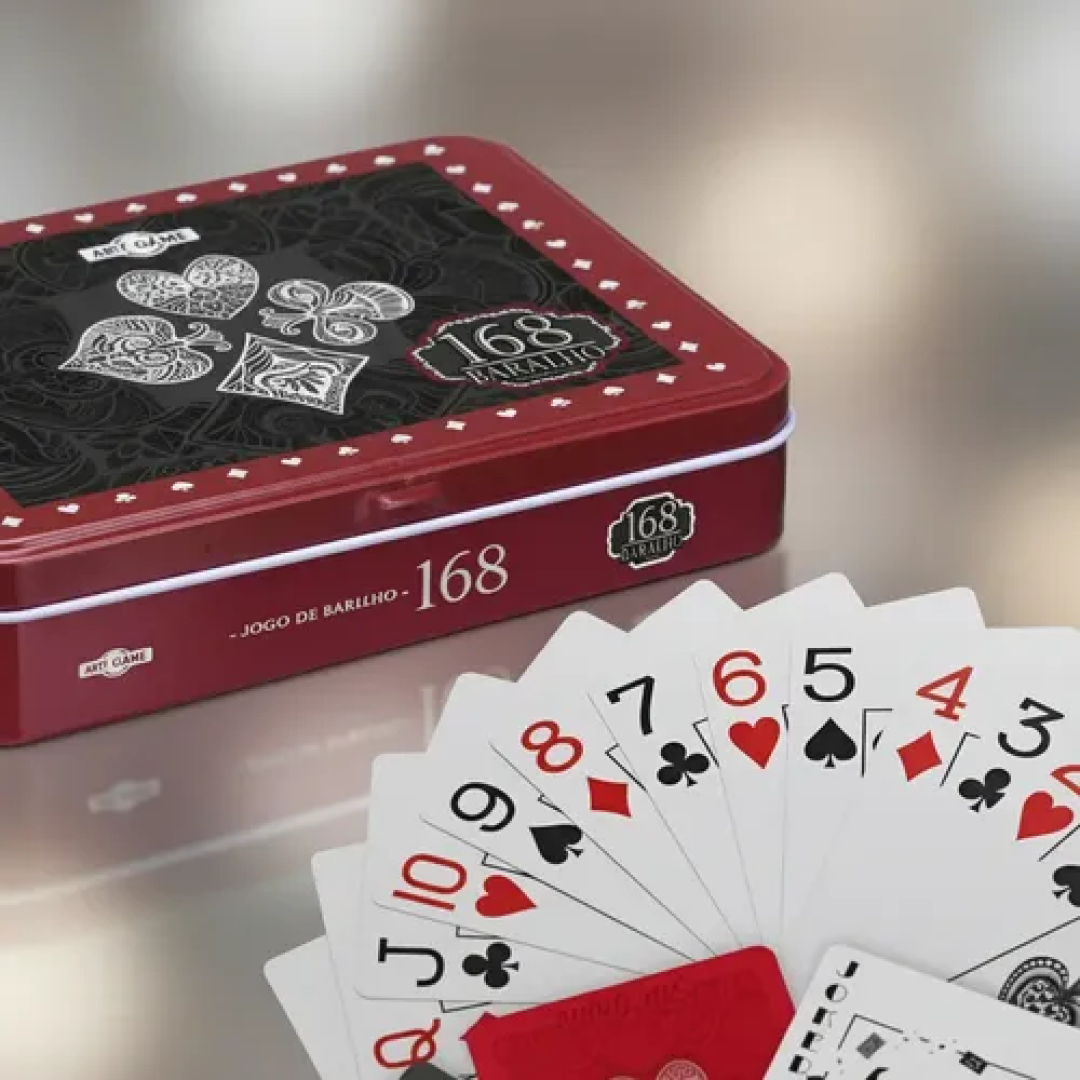 Kit 2 Jogos Baralhos Luxo Plástico Resistente Estojo De Lata Kit Preto E Vermelho