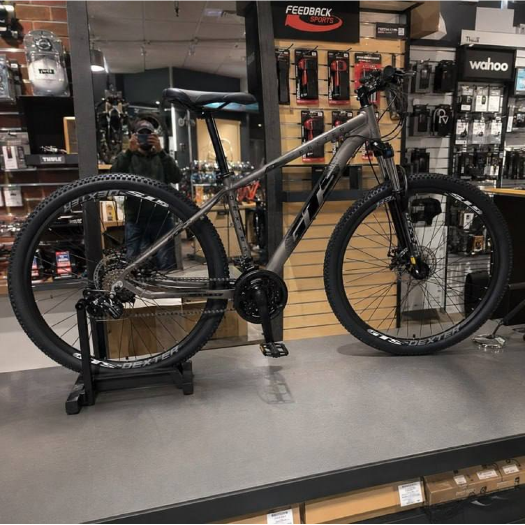 Bicicleta aro 29 Gts Dexter 24 velocidades freio a disco cor grafite com preto tamanho do quadro 17
