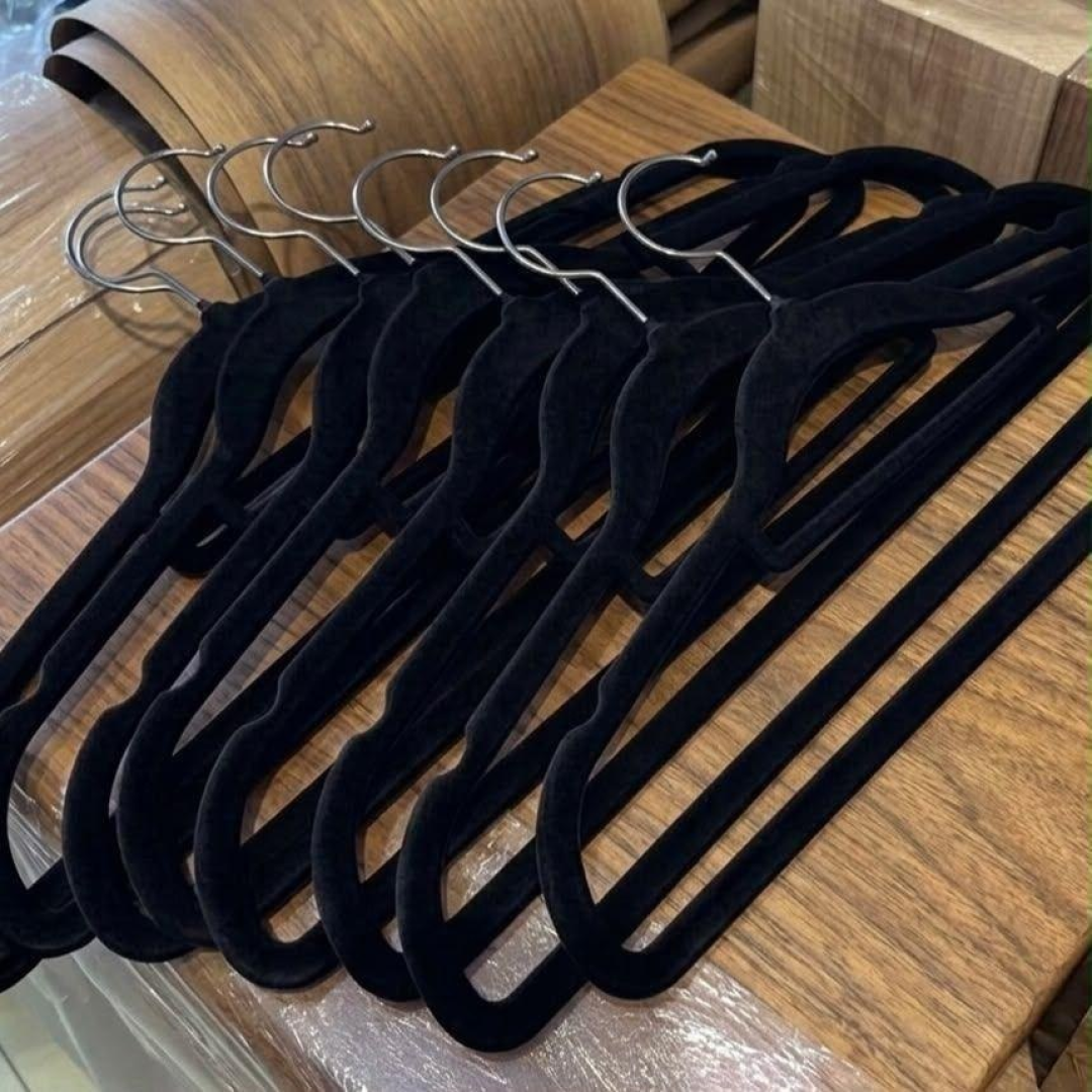 Kit com 50 Cabides Veludo De Roupa