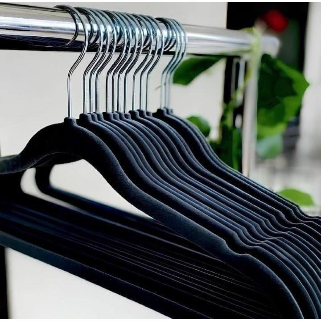 Kit 50 Cabides Adulto De Veludo Antideslizante Slim Com Gancho Giratório 360° Cor Preto