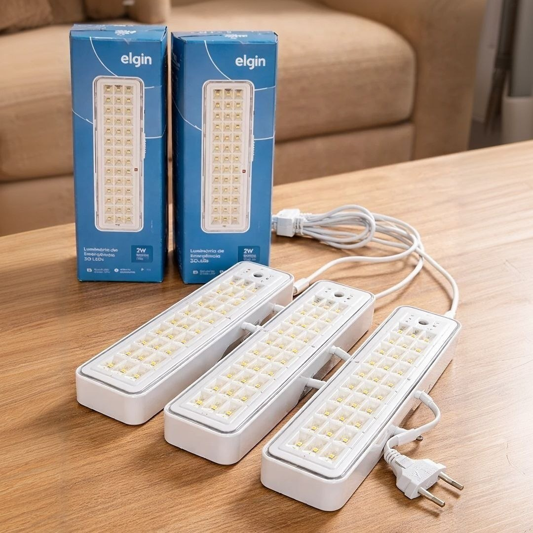Kit com 3 Luminárias Emergência Elgin Recarregável 30 Leds 127/220v
