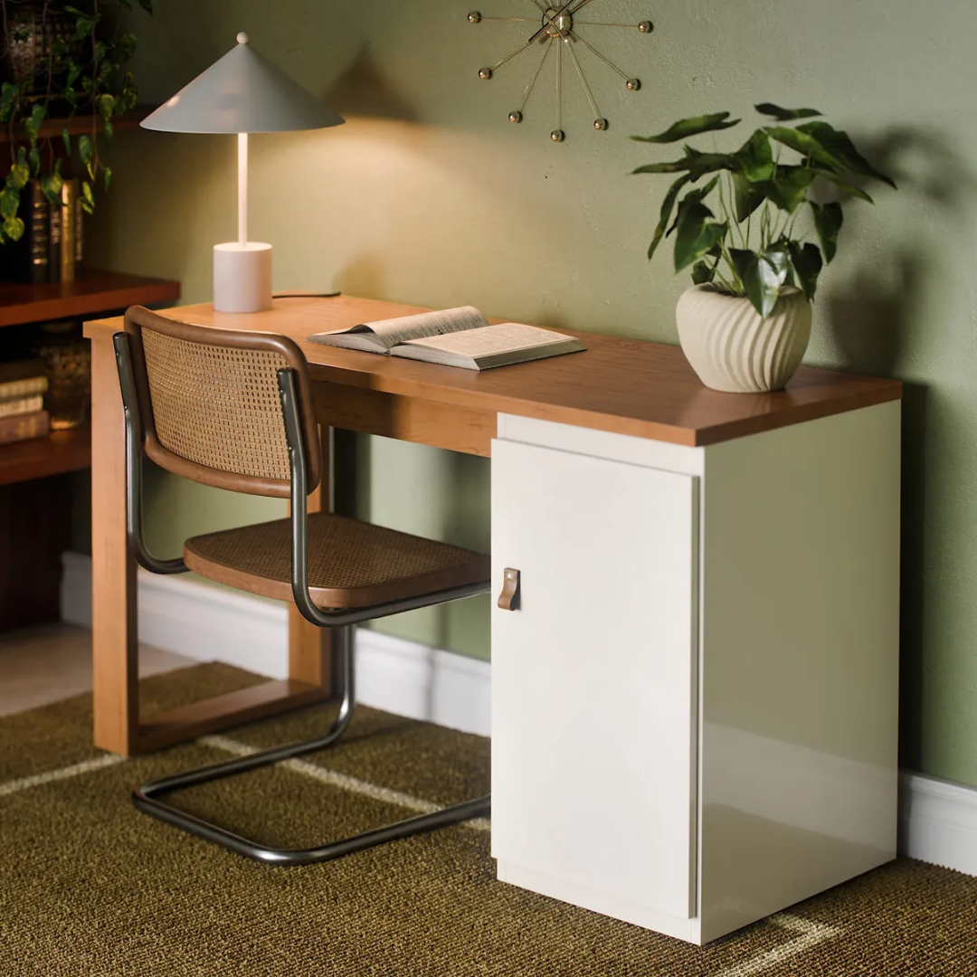 Escrivaninha Mesa Para Computador Paris 115cm Home Office Estudo Escritório MDF MDP 1 Porta Armário Lateral Puxador de Couro Cor Off White Canela